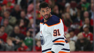 Evander Kane blickar åt sidan.