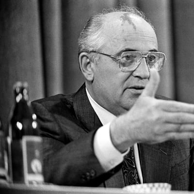 Mihail Gorbatšov lehdistötilaisuudessa.