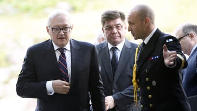 Rysslands vice utrikesminister Sergej Rjabkov och den ryske ambassadörens i Helsingfors Pavel Kuznetsov anländer till ett möte med president Sauli Niinistö