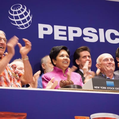 Pepsicos ledning inklusive koncernchefen Indra Nooyi i mitten besökte New York-börsen i juni 2015.