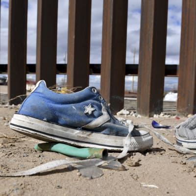Övergivna skor vid gränsen mellan USA och Mexiko.