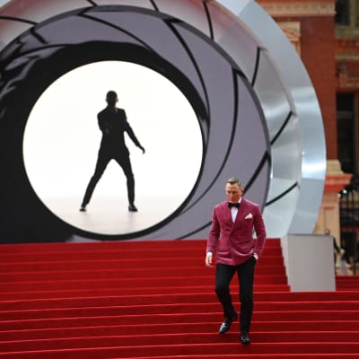 Daniel Craig poseeraa valokuvaajille 'No Time To Die'-elokuvan ensi-illassa 28. syyskuuta.
