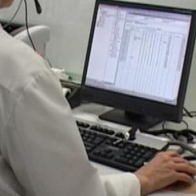 Lääkäri tarkkailee potilastietoja tietokoneelta.