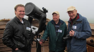 Hans Lindén, Johan Wadström och Matts Andersén uppe vid teleskopet på Meteorians tak.