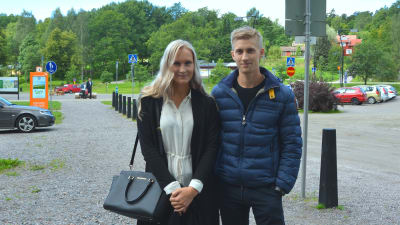 Pauliina Lumento och Joonas Voutilainen vid torget i Fiskars.