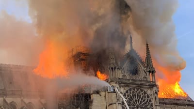 Notre Dame brinner.