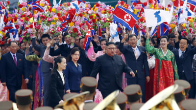 Kim Jong-Un, hans fru Ri Sol-Ju och yngre syster Kim Yo-Jong (till vänster) tog emot Moon Jae-In och hans fru Kim Jung-Sook  på flygplatsen i Pyongyang