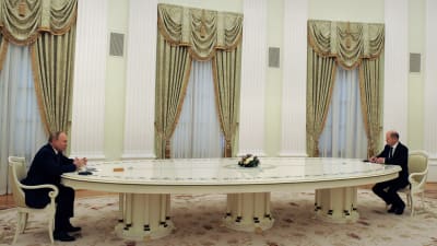 Rysslands president Vladimir Putin och Tysklands förbundskansler Olaf Scholz sitt i var sin enda av ett mycket långt bord
