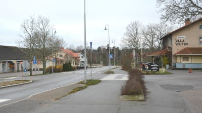 Den asfalterade byavägen som går genom Gustavs centrum. Gatan är öde i november.