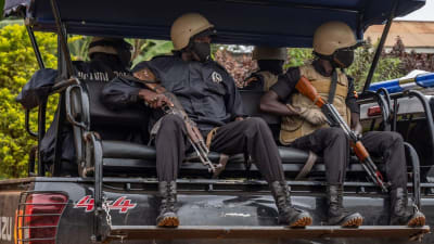 Säkerhetsstyrkor i närheten av oppositionskandidaten Bobi Wines hem, fotograferade idag, den 16 januari. 