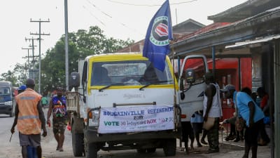 En pick-up med Bougainvilles flagga på flaket för reklam inför folkomröstningen