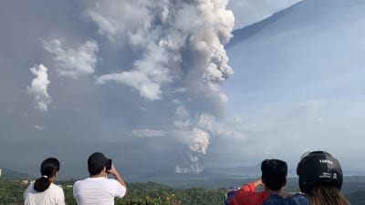Vulkanen Taal finns på en liten ö i en sjö cirka 60 kilometer söder om Manila. I den närliggande staden Tagaytay kunde människor på söndagen fotografera askpelaren från vulkanen. 