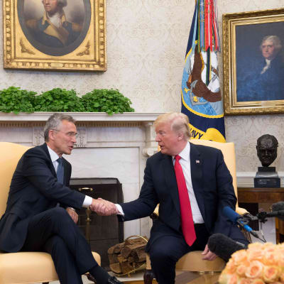 Handslag mellan Trump och Stoltenberg i Ovala rummet