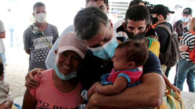 En arkivbild på den venezuelanske oppositionsledaren Leopoldo Lopez när han besökte venezolanska flyktingar i den colombianska gränsstaden Cucuta i december. Cirka fem miljoner venezolaner har flytt landet. De flesta finns i grannländerna. 