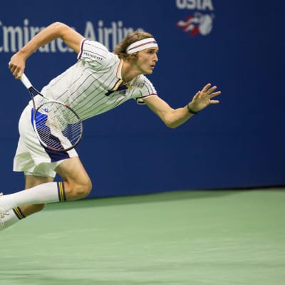 Alexander Zverev lirar i Björn Borg-inspirerade kläder.