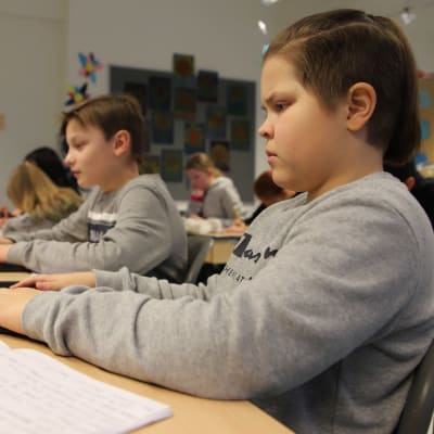 Korkalovaaran peruskoulun oppilaat kirjoittavat tietokoneella
