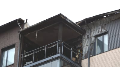 Det började brinna på en balkong i ett höghus i Vasa.