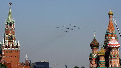 Venäjän armeijan lentokoneet lentävät Kremlin Spasskayan tornin ohitse Venäjän voitonpäivänä