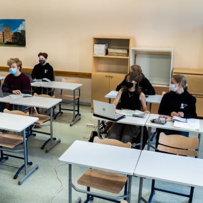 Abiturientti Amy Sova yhteiskuntaopin tunnilla.
