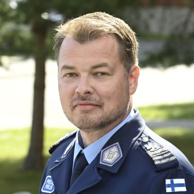 Polisinspektör Tuomas Pöyhönen vid Polisstyrelsen i polisuniform.