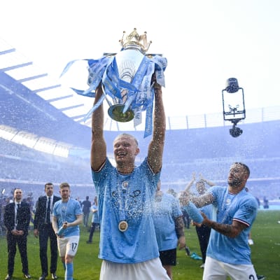 Erling Haaland lyfter trofén i Premier League.