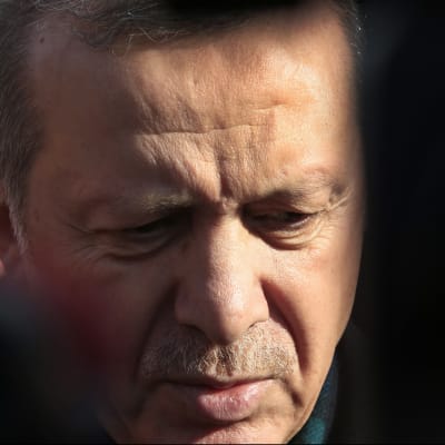 Turkiets omstridde president kritserar FN och omvärlden i skarpa ordalag efter att Turkiet fick allt mer kritik för att ha stängt gränsen mot Syrien.