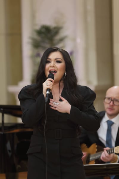 Diandra Flores sjunger, i bakgrunden gitarristen Marzi Nyman.