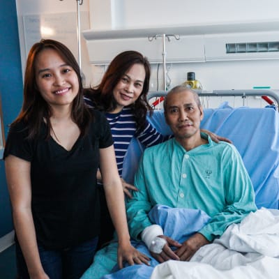 Cancerpatient Nguyen Khae Hoan från Vietnam (till höger) med sin dotter Nguyen Nhung (till vänster) och fru Le Thi Kim Lien (i mitten). Familjen är i Mejlans sjukhus och Hoan vårdas vid Hucs privatsjukhus.