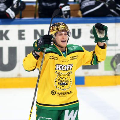Juuso Välimäki jublar.