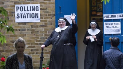 Ett par nunnor lämnar en vallokal i samband med folkomröstningen om Storbritanniens EU-medlemskap.