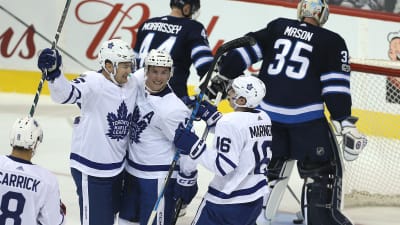 Toronto Maple Leafs firar mål mot Winnipeg.
