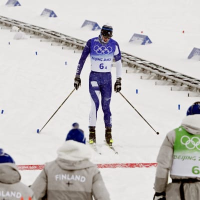 Joni Mäki korsar mållinjen besviket.