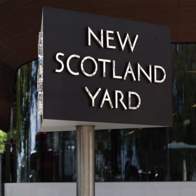 En skylt med texten New Scotland Yard utanför en byggnad i London.
