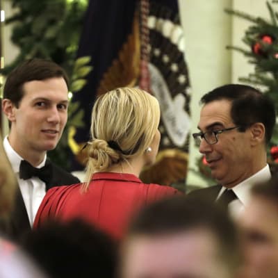USA:s finansminister Steven Mnuchin (t.h.) samtalar med presidentdottern Ivanka Trump i Vita huset inför julen.