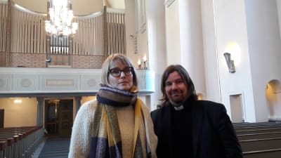 Nora Repo och Kari Kanala i Pauluskyrkan i Helsingfors.