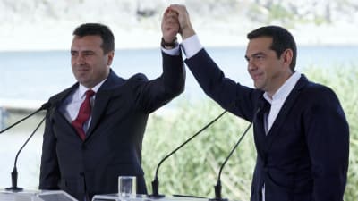 Makedoniens premiärminister Zoran Zaev och Greklands premiärminister Alexis Tsipras vid undertecknandet av namnuppgörelsen mellan länderna.