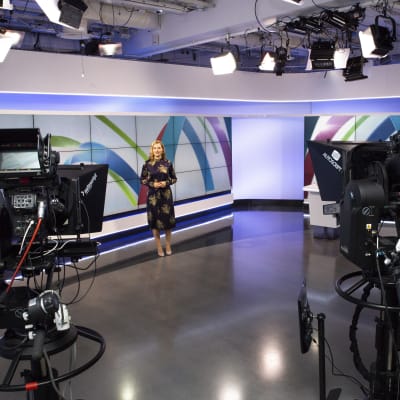 Pia Pasanen YLE uutisten uudessa uutisstudiossa