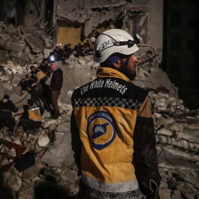 Räddningsarbetare från Vita hjälmarna letar efter överlevande i rasmassor i Idlib, Syrien i april 2018.