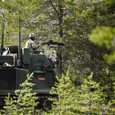 Amerikkalainen MLRS-raketinheitin Northern Forest 23 -taisteluharjoituksessa Rovajärvellä, Rovaniemellä 30. toukokuuta 2023. 
