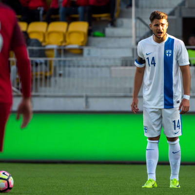 Sergei Eremenko ska slå en frispark.
