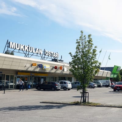 Mukkulan ostoskeskuksen parkkialue Lahdessa.