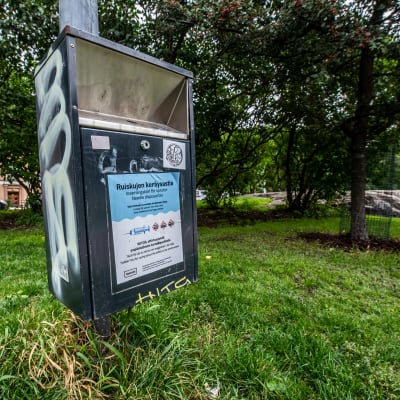 Huumeruiskujen keräyspiste Helsingin Kallion Pengerpuistossa.