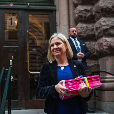 Finansminister Magdalena Andersson bär på budgetförslaget för år 2022 