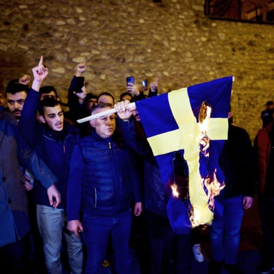 Mielenosoittajat polttavat Ruotsin lippua Istanbulissa.