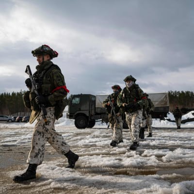 Suomalaisia sotilaita juoksee harjoituksessa.
