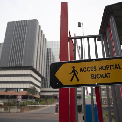 En av portarna till universitetssjukhuset Bichat i Paris fotograferad den 25.1. Samma dag då den nu avlidne patiententen togs in på det  här sjukhuset med coronasymptom. 