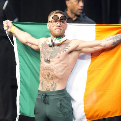 Conor McGregor med den irländska flaggan