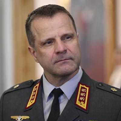 Porträtt av  uniformsklädd Janne Jaakkola, nu kommendör