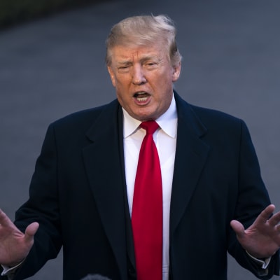 Donald Trump med utsträckta händer talar med pressen