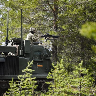 Amerikkalainen MLRS-raketinheitin Northern Forest 23 -taisteluharjoituksessa Rovajärvellä, Rovaniemellä 30. toukokuuta 2023. 